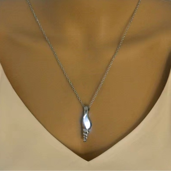 Sea Conch Luminous pendant necklace - Picture 2 of 4
